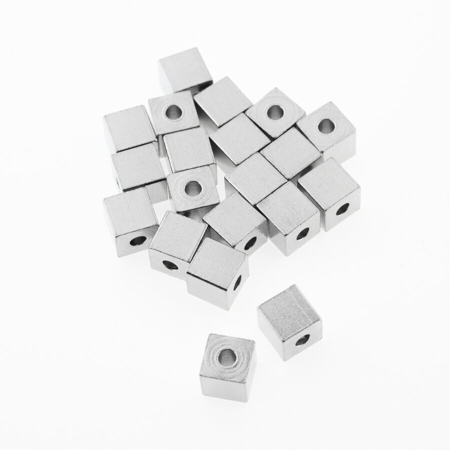20 vnt, nerūdijančio plieno kūbo formos intarpai, sidabrinė spalva, dydis: 4, 6 mm , skylės dydis-2 mm 20 vnt, nerūdijančio plieno kūbo formos intarpai, sidabrinė spalva, dydis: 4, 6 mm , skylės dydis-2 mm