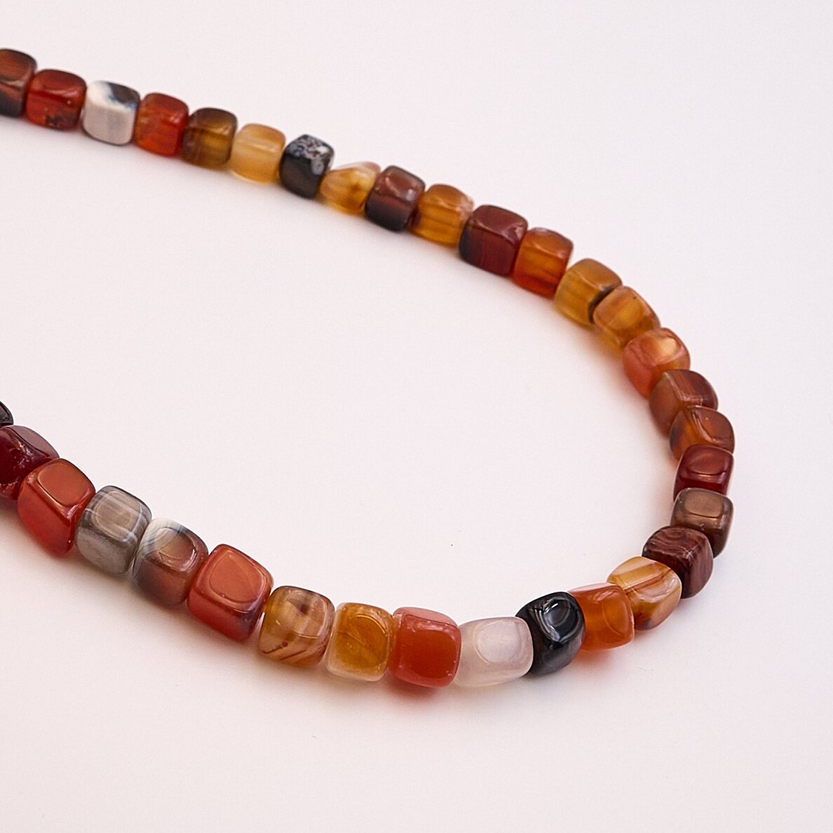 Agatas , natūralus, AB kokybė, suapvalinto kubo forma, 39-40 cm/gija, 8 mm