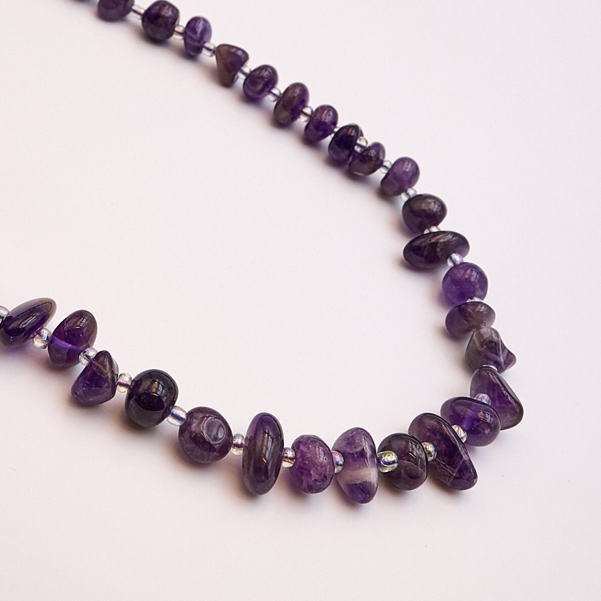 Ametistas, natūralus, B kokybė, gabaliuko forma, violetinė spalva, 37-39 cm/gija, apie 6x8-8x10 mm Ametistas, natūralus, B kokybė, gabaliuko forma, violetinė spalva, 37-39 cm/gija, apie 6x8-8x10 mm
