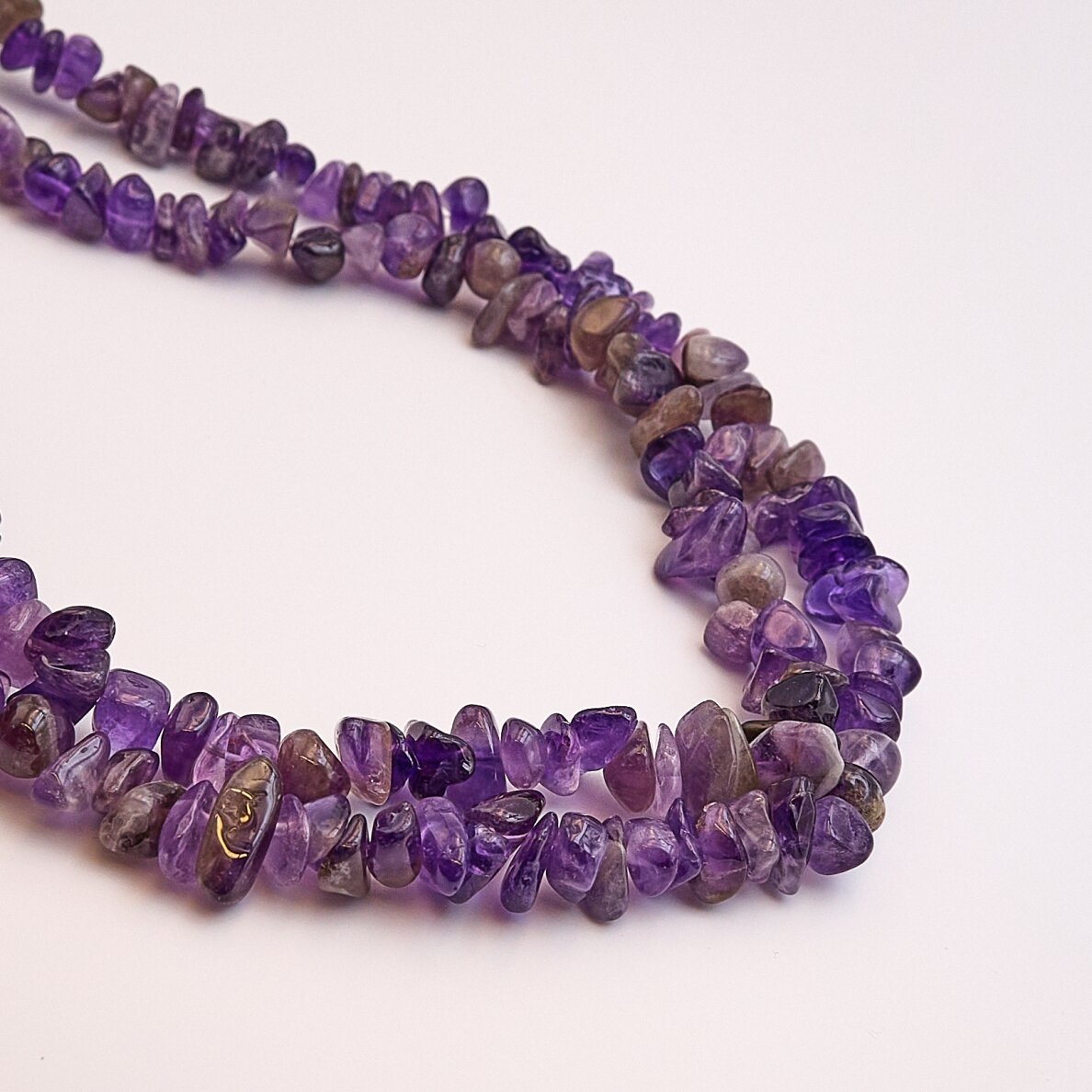 Ametistas, natūralus, B kokybė, skaldos forma, violetinė spalva, 80-83 cm/gija, apie 5-8, 8-12 mm Ametistas, natūralus, B kokybė, skaldos forma, violetinė spalva, 80-83 cm/gija, apie 5-8, 8-12 mm