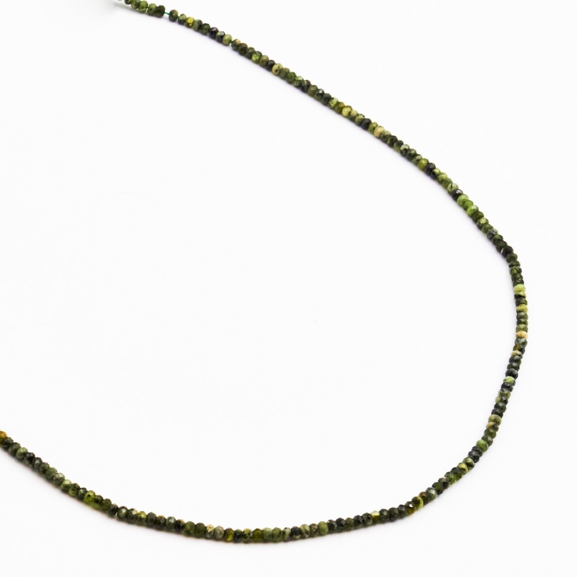 Kanados žadeitas, natūralus, B kokybė, briaunuotas, abacus rondelės forma, 37-39 cm/gija, 3x2 mm Kanados žadeitas, natūralus, B kokybė, briaunuotas, abacus rondelės forma, 37-39 cm/gija, 3x2 mm