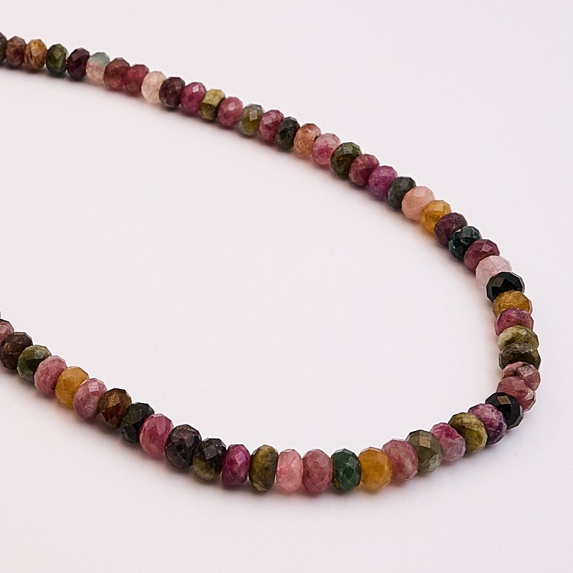 Daugiaspalvis turmalinas, natūralus, C kokybė, briaunuotas, abacus rondelės forma, 37-39 cm/gija, 6x4 mm Daugiaspalvis turmalinas, natūralus, C kokybė, briaunuotas, abacus rondelės forma, 37-39 cm/gija, 6x4 mm