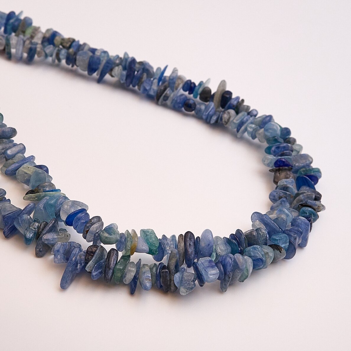 Multicolor Kyanite, chip bead, about 80–83 cm/strand