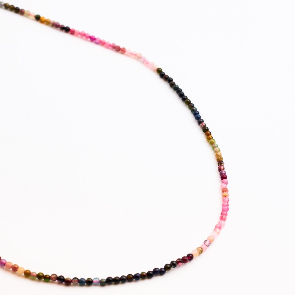 Daugiaspalvis turmalinas, natūralus, C kokybė, apvali forma, 37-39 cm/gija, 2 mm Daugiaspalvis turmalinas, natūralus, C kokybė, apvali forma, 37-39 cm/gija, 2 mm