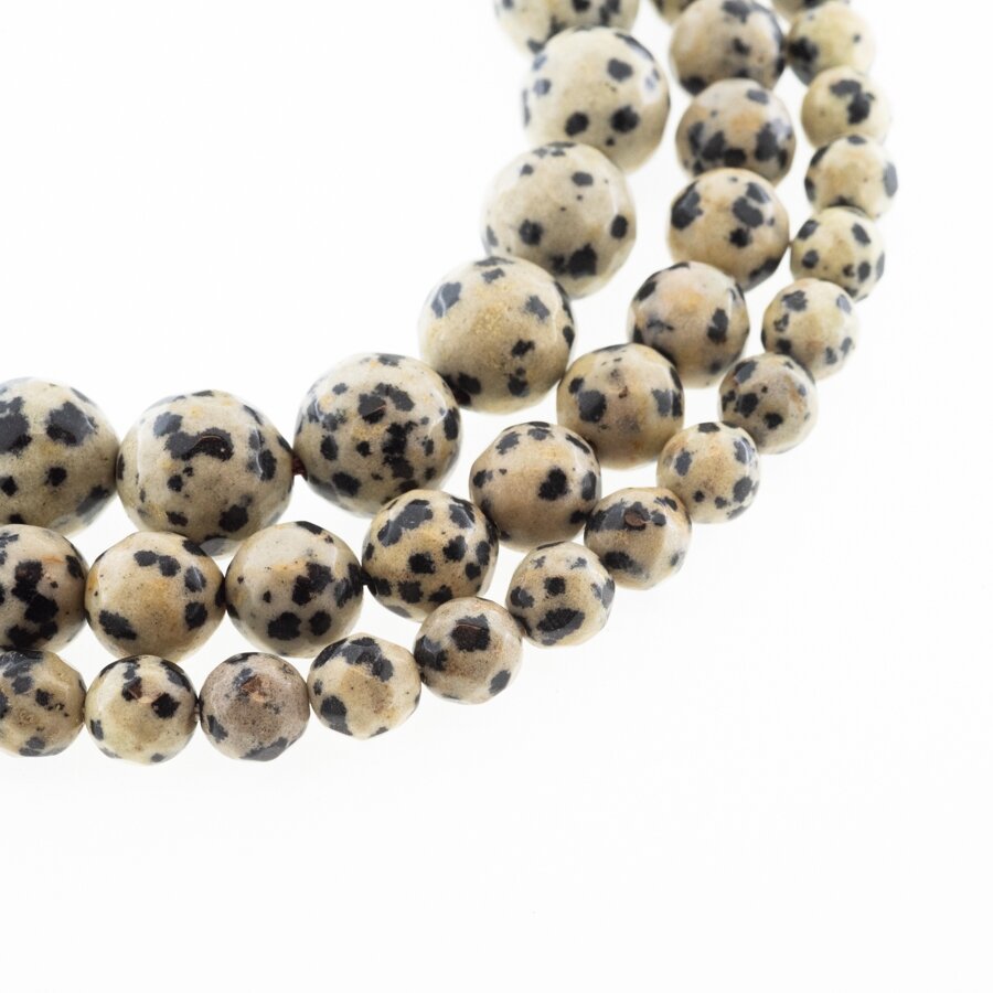 Dalmatijos jaspis, natūralus, B kokybė, briaunuotas, apvali forma, juodai dėmėta smėlio spalva, 37-39 cm/gija, 4, 6, 8, 10, 12 mm