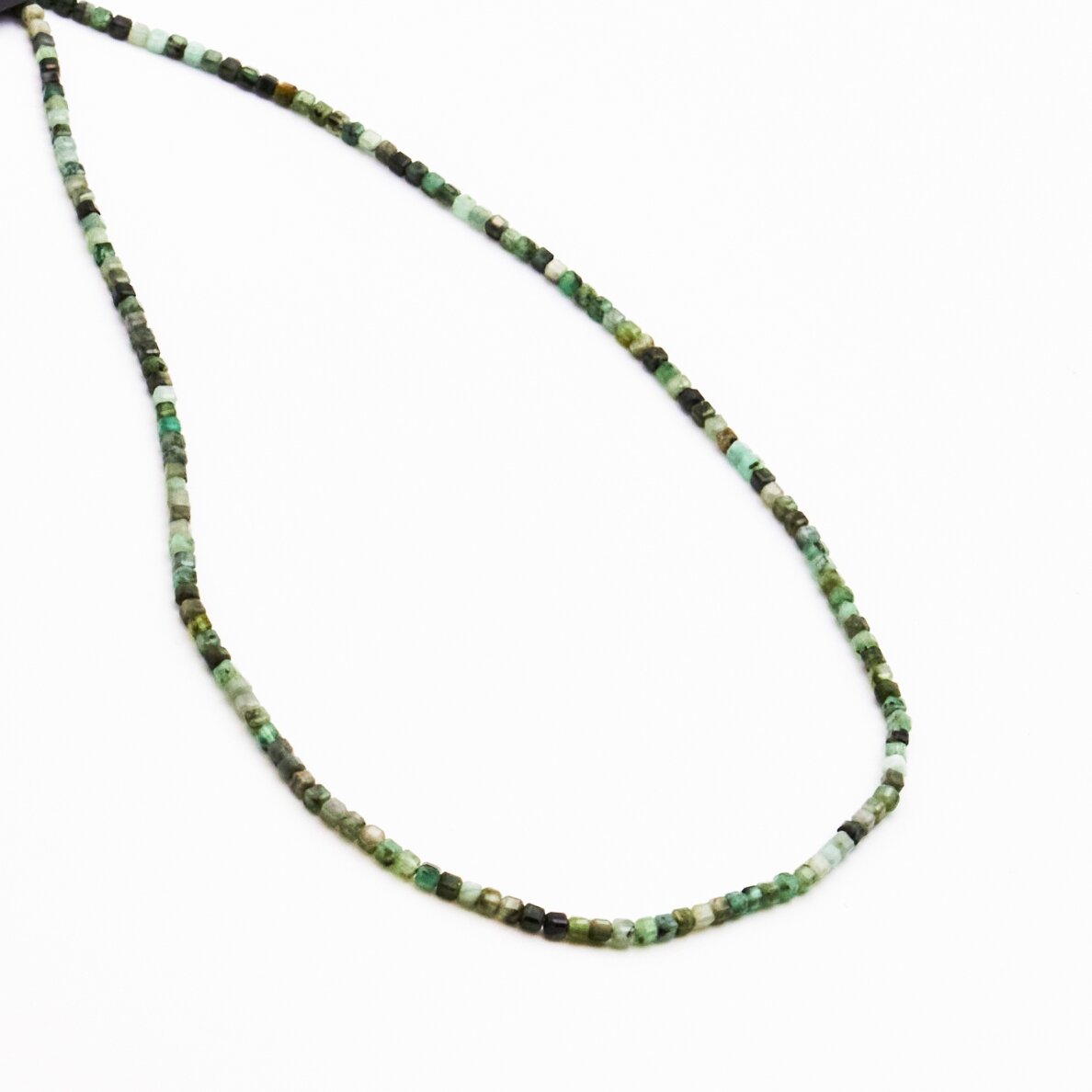 Smaragdas, natūralus, B kokybė, briaunuotas, kubo forma, 37-39 cm/gija, 2 mm Smaragdas, natūralus, B kokybė, briaunuotas, kubo forma, 37-39 cm/gija, 2 mm