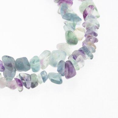 Fluoritas, natūralus, C kokybė, skaldos forma, žaliai violetinė spalva, 80-83 cm/gija, apie 5-8 mm