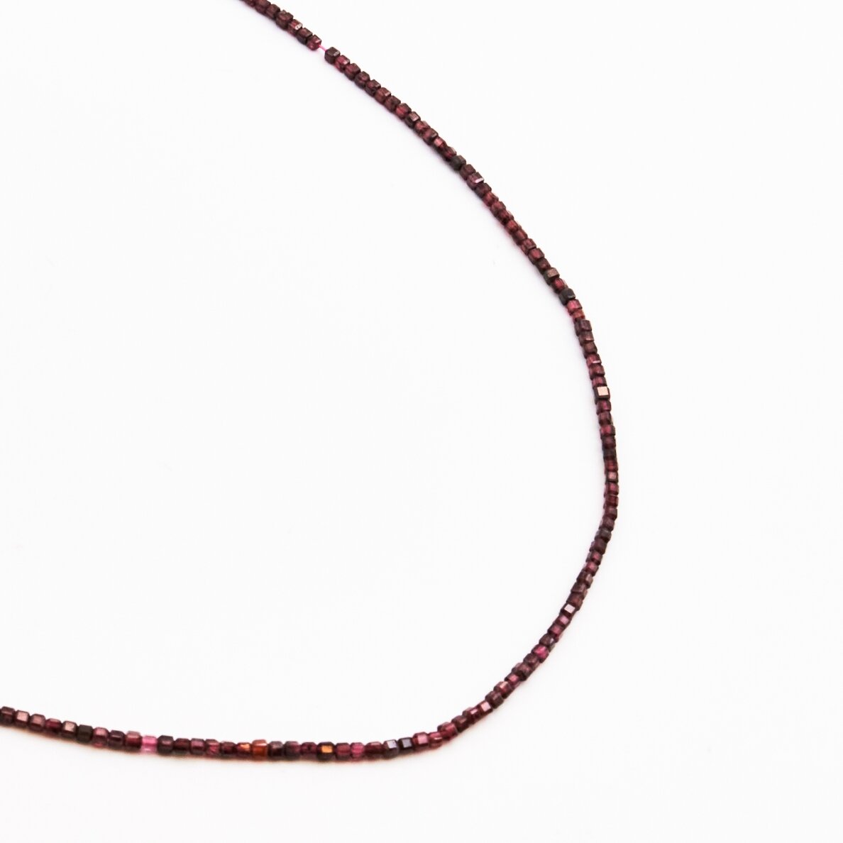 Granatas, natūralus, B kokybė, briaunuotas, kubo forma, 37-39 cm/gija, 2 mm Granatas, natūralus, B kokybė, briaunuotas, kubo forma, 37-39 cm/gija, 2 mm