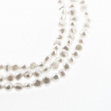 Słodkowodne perły, BC jakość, ziemniaczany kształt, biały kolor, 35-36 cm/nić, około 4-5 mm