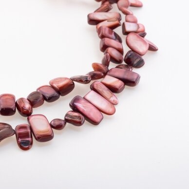 Gėlavandenių perlo kriauklė, natūralus, B kokybė, dažytas, skaldos forma, #28 raudonojo vyno spalva, 78-80 cm/gija, apie 5x8-10x25 mm