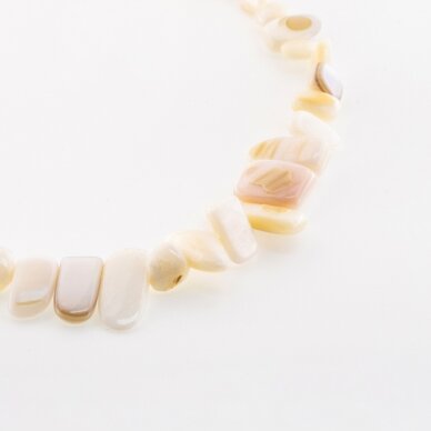 Gėlavandenių perlo kriauklė, natūralus, B kokybė, dažytas, skaldos forma, #29 balta spalva, 78-80 cm/gija, apie 5x8-10x25 mm