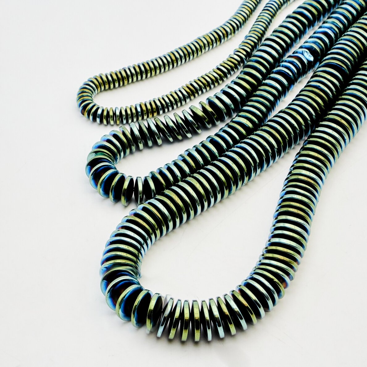 Hematitas, regeneruotas, abacus rondelės forma, žalia spalva, 39-40 cm/gija, 3x2 mm