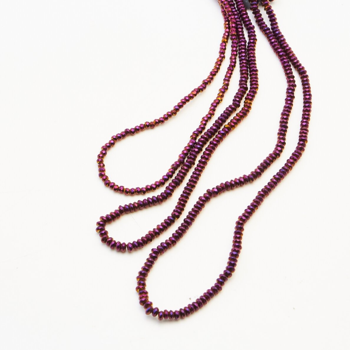 Hematitas, regeneruotas, briaunuotas, abacus rondelės forma, alyvinė spalva, 39-40 cm/gija, 3x2 mm