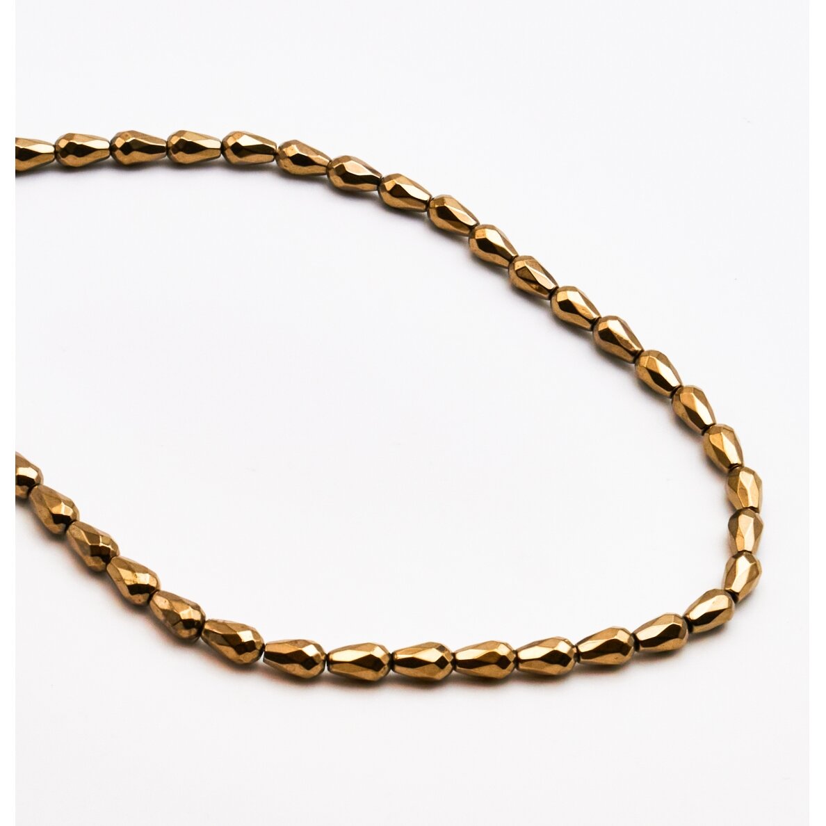 Hematitas, regeneruotas, briaunuotas, lašo forma, Chaki aukso spalva, 39-40 cm/gija, 5x8 mm Hematitas, regeneruotas, briaunuotas, lašo forma, Chaki aukso spalva, 39-40 cm/gija, 5x8 mm