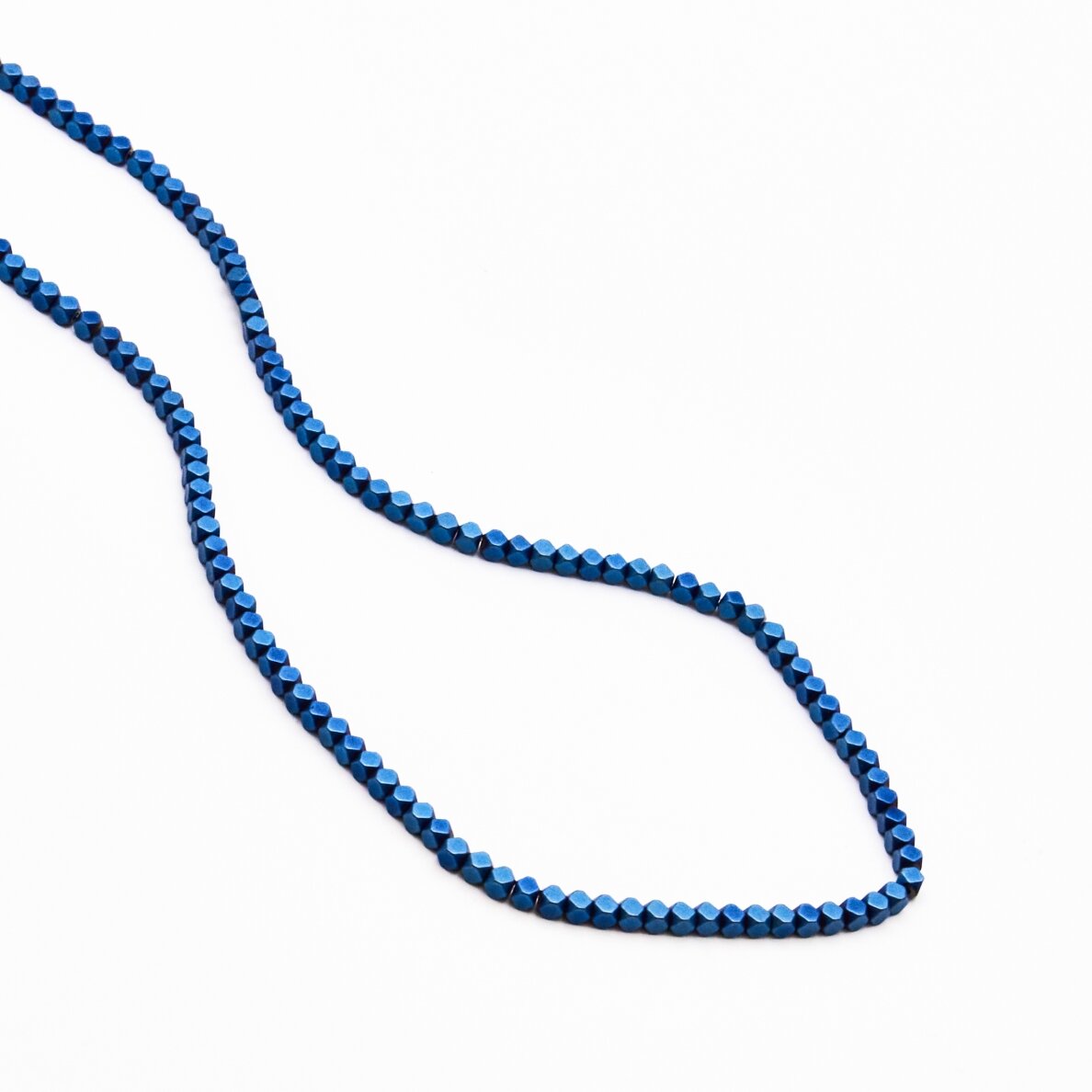 Hematitas, regeneruotas, matinis, apipjaustyto kubo forma, mėlyna spalva, 39-40 cm/gija, 1.5x1.5 mm