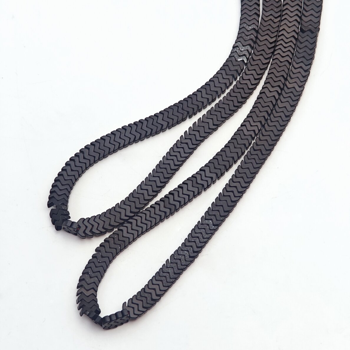 "Hematitas, regeneruotas, padengtas epoksidine derva, ""W"" forma, juoda spalva, 39-40 cm/gija, 7x1 mm" "Hematitas, regeneruotas, padengtas epoksidine derva, ""W"" forma, juoda spalva, 39-40 cm/gija, 7x1 mm"