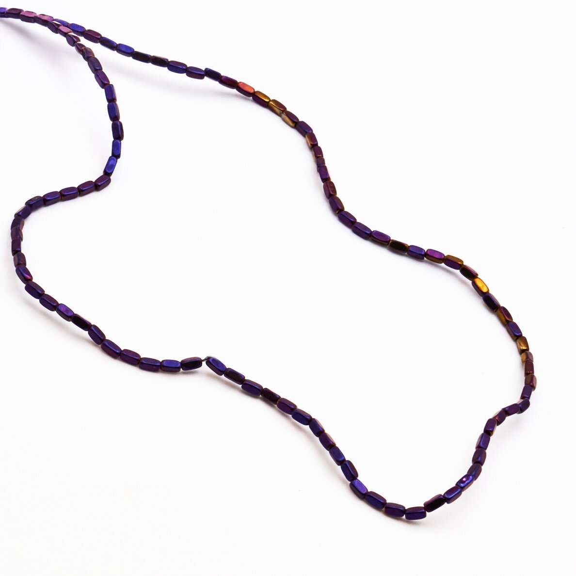 Hematitas, regeneruotas, suapvalinto kvadratinio vamzdžio forma, alyvinė spalva, 39-40 cm/gija, 2x4 mm Hematitas, regeneruotas, suapvalinto kvadratinio vamzdžio forma, alyvinė spalva, 39-40 cm/gija, 2x4 mm