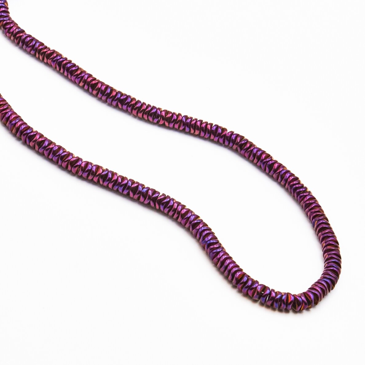 Hematitas, regeneruotas, sulenkto apskritimo rondelės forma, alyvinė spalva, 39-40 cm/gija, 4x1 mm Hematitas, regeneruotas, sulenkto apskritimo rondelės forma, alyvinė spalva, 39-40 cm/gija, 4x1 mm