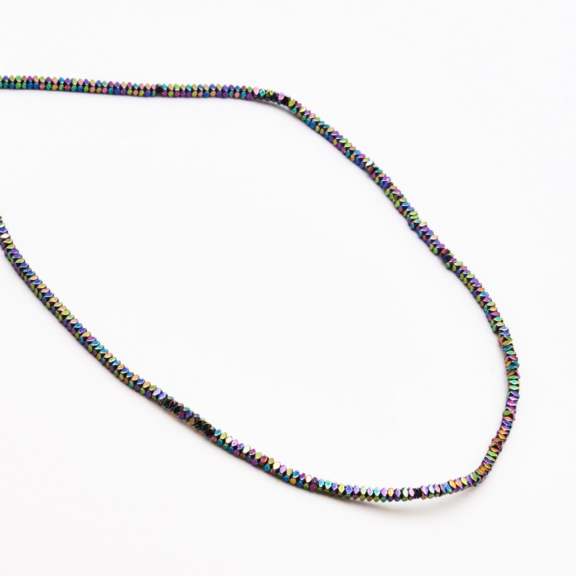Hematitas, regeneruotas, sulenkto kvadrato rondelės forma, įvairiaspalvis, 39-40 cm/gija, 2x1 mm Hematitas, regeneruotas, sulenkto kvadrato rondelės forma, įvairiaspalvis, 39-40 cm/gija, 2x1 mm