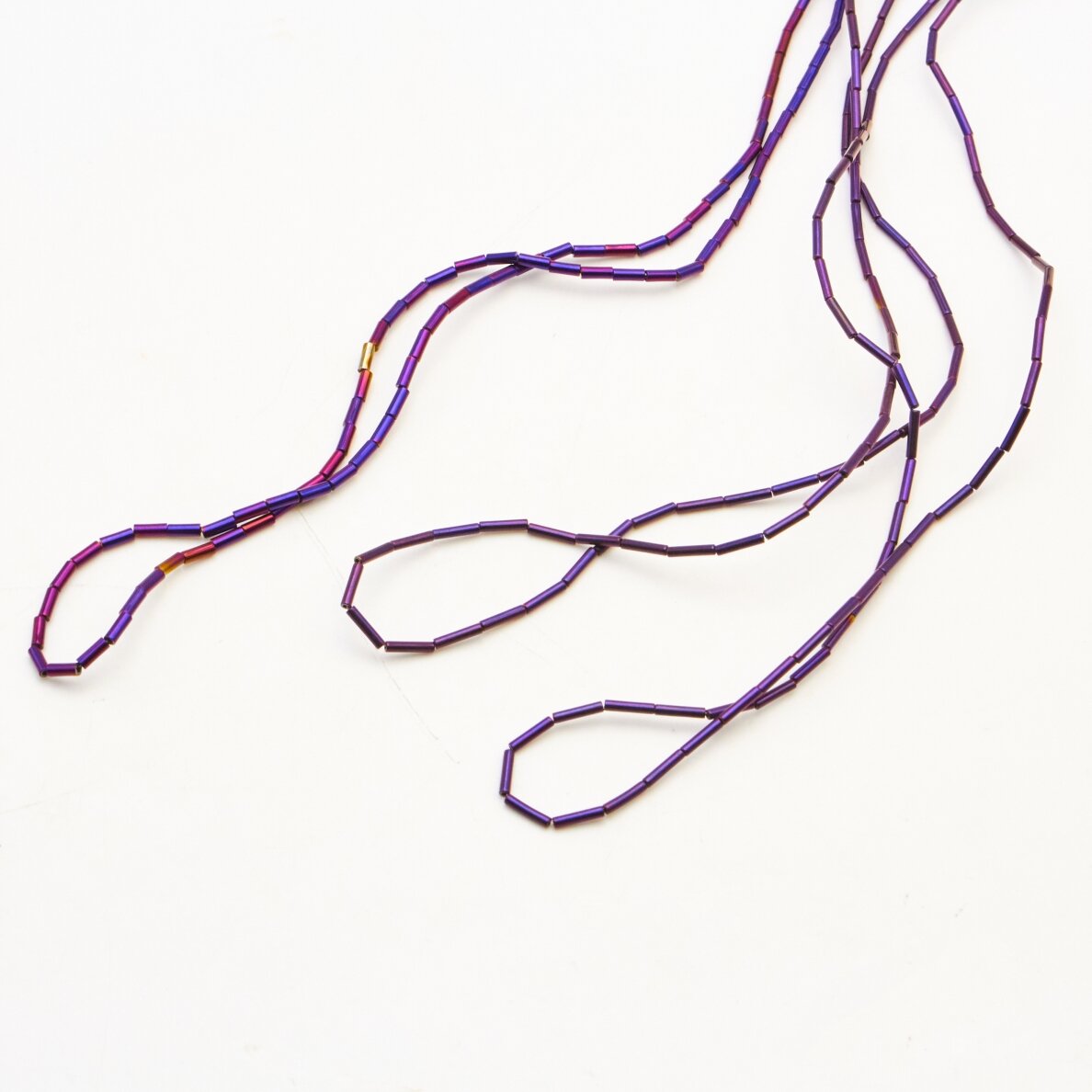 Hematitas, regeneruotas, vamzdžio forma, alyvinė spalva, 39-40 cm/gija, 1x2 mm