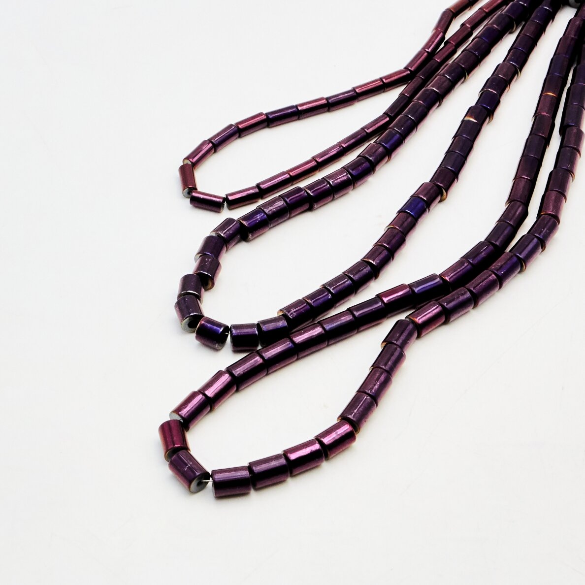 Hematitas, regeneruotas, vamzdžio forma, alyvinė spalva, 39-40 cm/gija, 1x2 mm