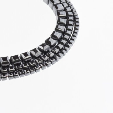 Hematitas, regeneruotas, briaunuotas, kubo forma, juoda spalva, 39-40 cm/gija, 2, 3, 4, 6 mm Hematitas, regeneruotas, briaunuotas, kubo forma, juoda spalva, 39-40 cm/gija, 2, 3, 4, 6 mm