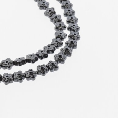 Hematitas, regeneruotas, gėlės forma, du gręžimo būdai, juoda spalva, 39-40 cm/gija, 6x3 mm Hematitas, regeneruotas, gėlės forma, du gręžimo būdai, juoda spalva, 39-40 cm/gija, 6x3 mm