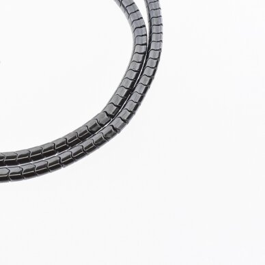 Hematitas, regeneruotas, išgaubta "W" forma, juoda spalva, 39-40 cm/gija, 6x4 mm