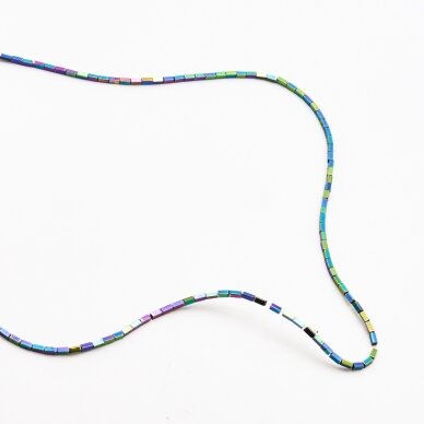 Hematitas, regeneruotas, kvadratinio vamzdžio forma, įvairiaspalvis, 39-40 cm/gija, 1x3 mm Hematitas, regeneruotas, kvadratinio vamzdžio forma, įvairiaspalvis, 39-40 cm/gija, 1x3 mm