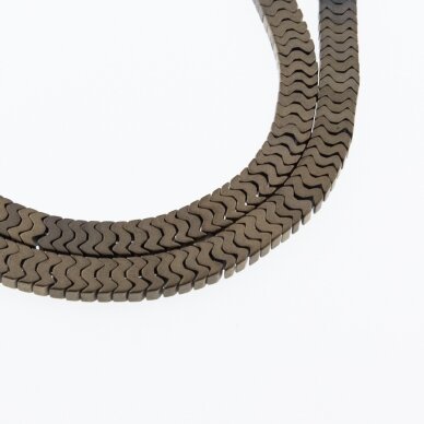 Hematitas, regeneruotas, matinis, "W" forma, Chaki aukso spalva, 39-40 cm/gija, 7x1 mm Hematitas, regeneruotas, matinis, "W" forma, Chaki aukso spalva, 39-40 cm/gija, 7x1 mm