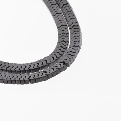 Hematitas, regeneruotas, matinis, "W" forma, juoda spalva, 39-40 cm/gija, 7x1, 6x4 mm Hematitas, regeneruotas, matinis, "W" forma, juoda spalva, 39-40 cm/gija, 7x1, 6x4 mm