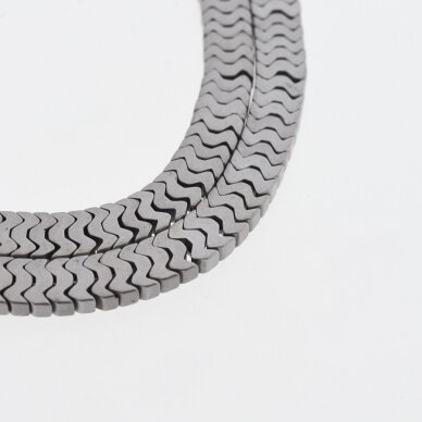 Hematitas, regeneruotas, matinis, "W" forma, nikelio spalva, 39-40 cm/gija, 7x1 mm
