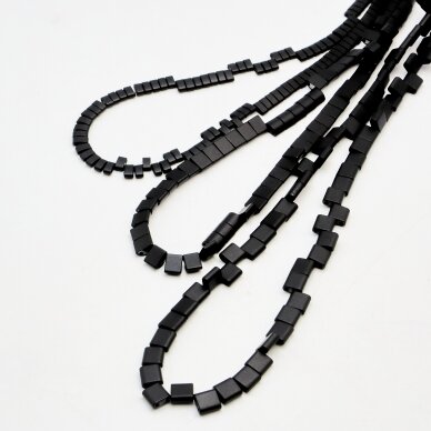Hematitas, regeneruotas, padengtas epoksidine derva, išgaubto stačiakampio forma, dvi skylutės, juoda spalva, 39-40 cm/gija, 5x2 mm Hematitas, regeneruotas, padengtas epoksidine derva, išgaubto stačiakampio forma, dvi skylutės, juoda spalva, 39-40 cm/gija, 5x2 mm