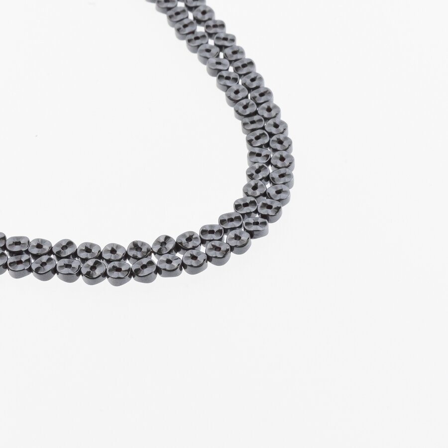 Hematitas, regeneruotas, banguota rondelės forma, du gręžimo būdai, juoda spalva, 39-40 cm/gija, 4x2 mm Hematitas, regeneruotas, banguota rondelės forma, du gręžimo būdai, juoda spalva, 39-40 cm/gija, 4x2 mm