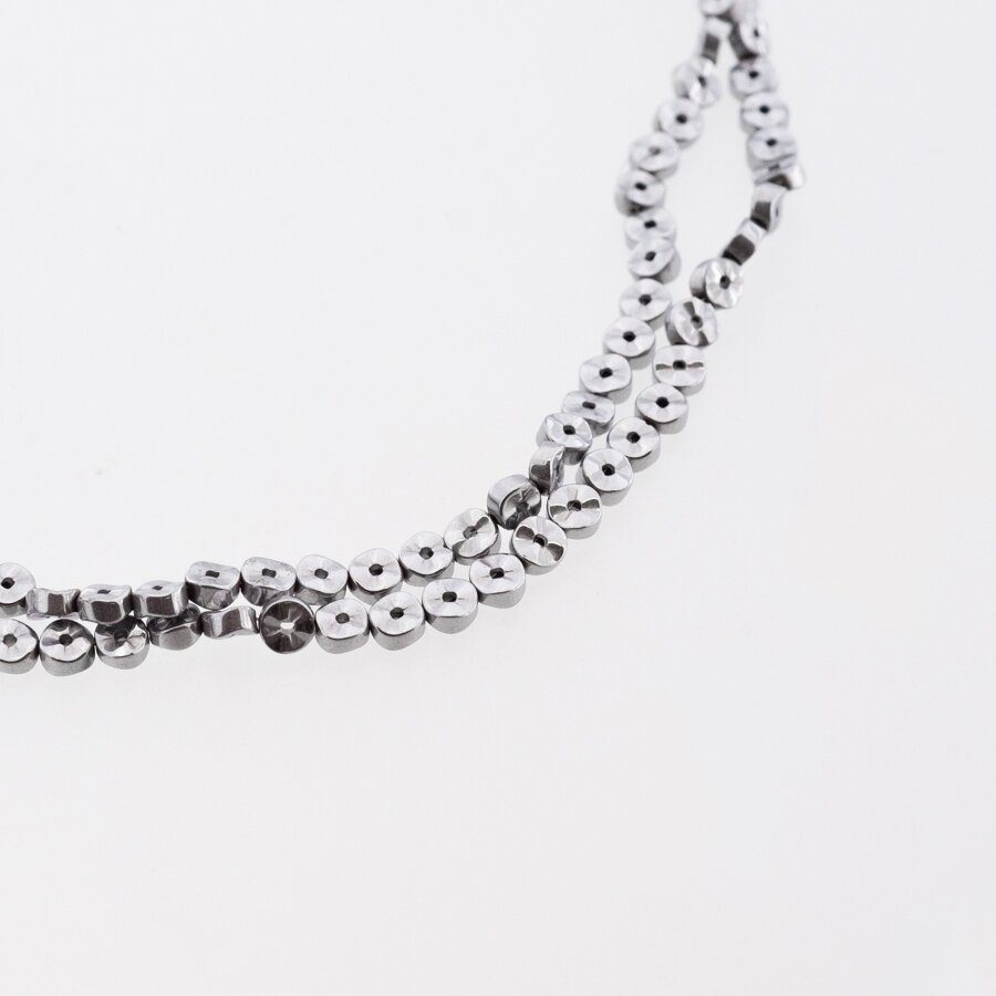 Hematitas, regeneruotas, banguota rondelės forma, du gręžimo būdai, nikelio spalva, 39-40 cm/gija, 4x2 mm Hematitas, regeneruotas, banguota rondelės forma, du gręžimo būdai, nikelio spalva, 39-40 cm/gija, 4x2 mm