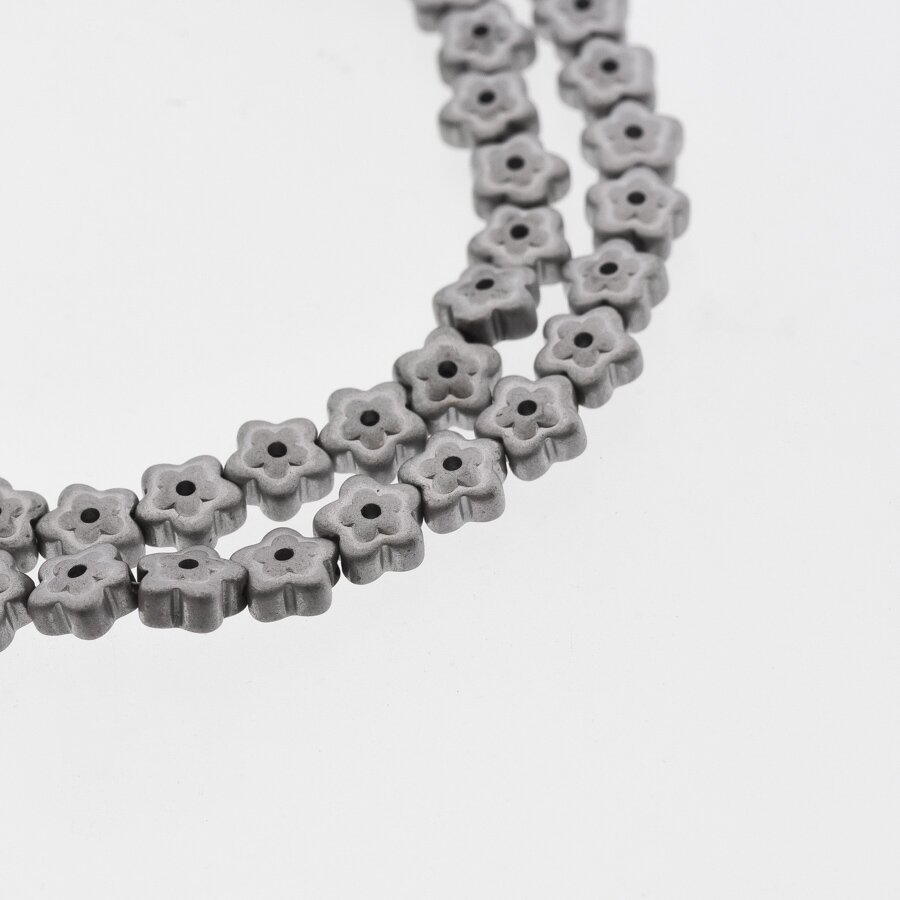 Hematitas, regeneruotas, matinis, gėlės forma, du gręžimo būdai, nikelio spalva, 39-40 cm/gija, 6x3 mm Hematitas, regeneruotas, matinis, gėlės forma, du gręžimo būdai, nikelio spalva, 39-40 cm/gija, 6x3 mm