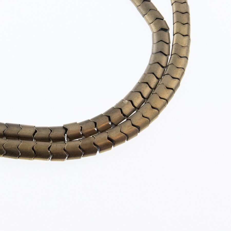 Hematitas, regeneruotas, matinis, išgaubta "W" forma, Chaki aukso spalva, 39-40 cm/gija, 6x4 mm Hematitas, regeneruotas, matinis, išgaubta "W" forma, Chaki aukso spalva, 39-40 cm/gija, 6x4 mm