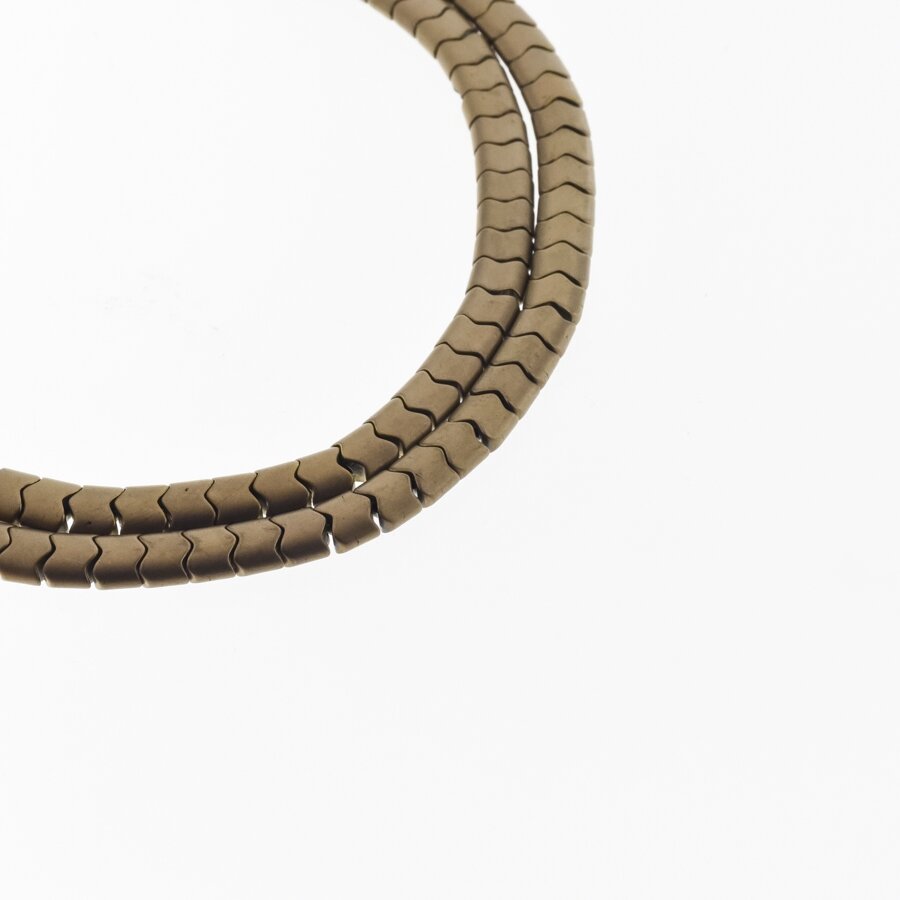 Hematitas, regeneruotas, matinis, išgaubta "W" forma, ruda spalva, 39-40 cm/gija, 6x4 mm Hematitas, regeneruotas, matinis, išgaubta "W" forma, ruda spalva, 39-40 cm/gija, 6x4 mm