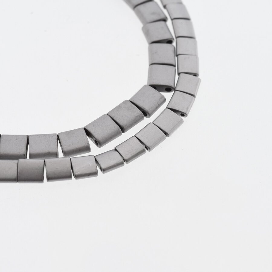 Hematitas, regeneruotas, matinis, išgaubto kvadrato forma, dvi skylutės, juoda spalva, 39-40 cm/gija, 5x5x2, 6x6x3 mm