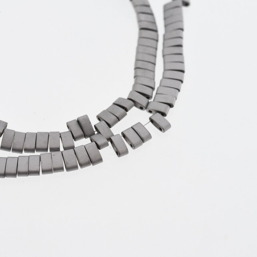Hematitas, regeneruotas, matinis, išgaubto stačiakampio forma, dvi skylutės, nikelio spalva, 39-40 cm/gija, 5x2x2 mm Hematitas, regeneruotas, matinis, išgaubto stačiakampio forma, dvi skylutės, nikelio spalva, 39-40 cm/gija, 5x2x2 mm
