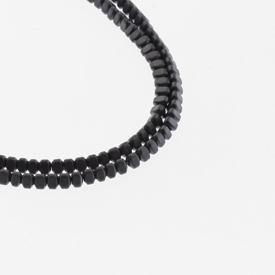 Hematitas, regeneruotas, matinis, išgaubto trikampio rondelės forma, juoda spalva, 39-40 cm/gija, 3x2 mm Hematitas, regeneruotas, matinis, išgaubto trikampio rondelės forma, juoda spalva, 39-40 cm/gija, 3x2 mm