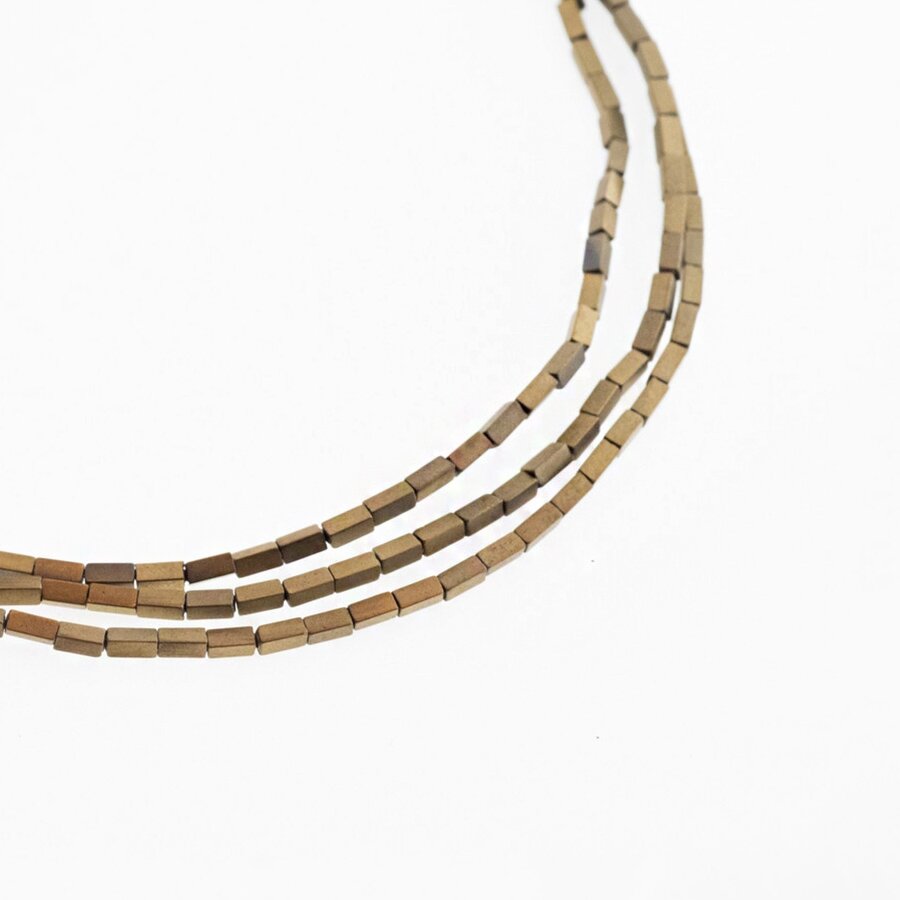Hematitas, regeneruotas, matinis, kvadratinio vamzdžio forma, Chaki aukso spalva, 39-40 cm/gija, 1x3, 1x6, 2x4 mm Hematitas, regeneruotas, matinis, kvadratinio vamzdžio forma, Chaki aukso spalva, 39-40 cm/gija, 1x3, 1x6, 2x4 mm