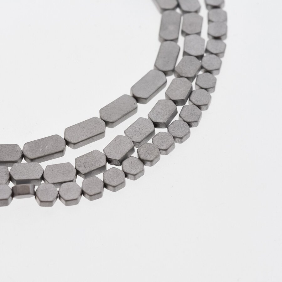 Hematitas, regeneruotas, matinis, plokščio šešiakampio forma, nikelio spalva, 39-40 cm/gija, 3x5 mm Hematitas, regeneruotas, matinis, plokščio šešiakampio forma, nikelio spalva, 39-40 cm/gija, 3x5 mm