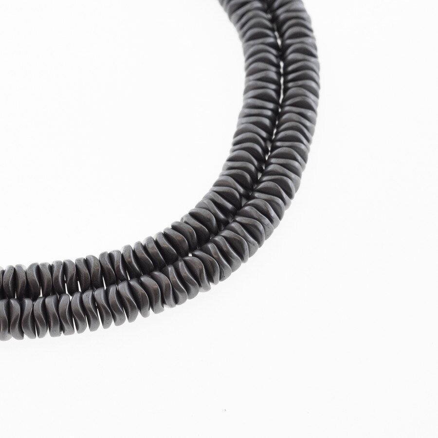 Hematitas, regeneruotas, matinis, sulenkto apskritimo rondelės forma, juoda spalva, 39-40 cm/gija, 4x1, 6x1 mm Hematitas, regeneruotas, matinis, sulenkto apskritimo rondelės forma, juoda spalva, 39-40 cm/gija, 4x1, 6x1 mm