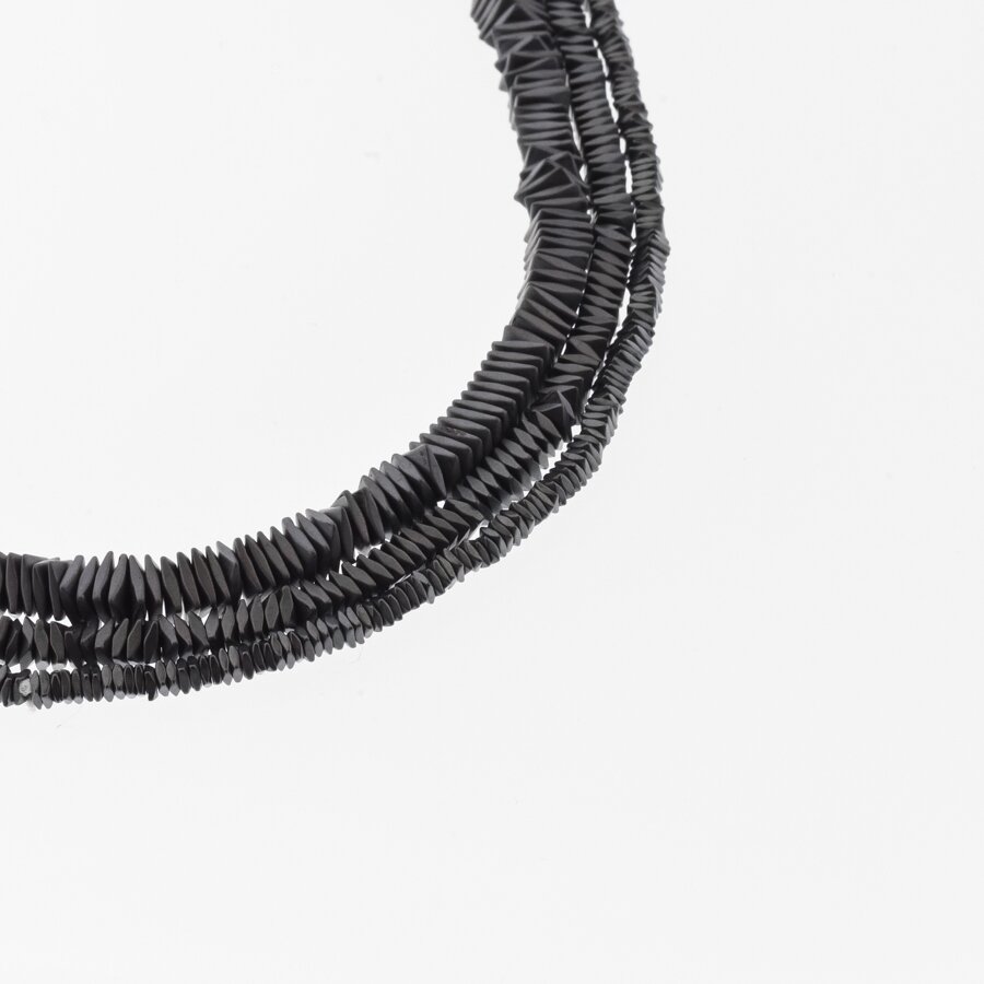 Hematitas, regeneruotas, matinis, sulenkto kvadrato rondelės forma, juoda spalva, 39-40 cm/gija, 2x1, 3x1, 4x1 mm Hematitas, regeneruotas, matinis, sulenkto kvadrato rondelės forma, juoda spalva, 39-40 cm/gija, 2x1, 3x1, 4x1 mm