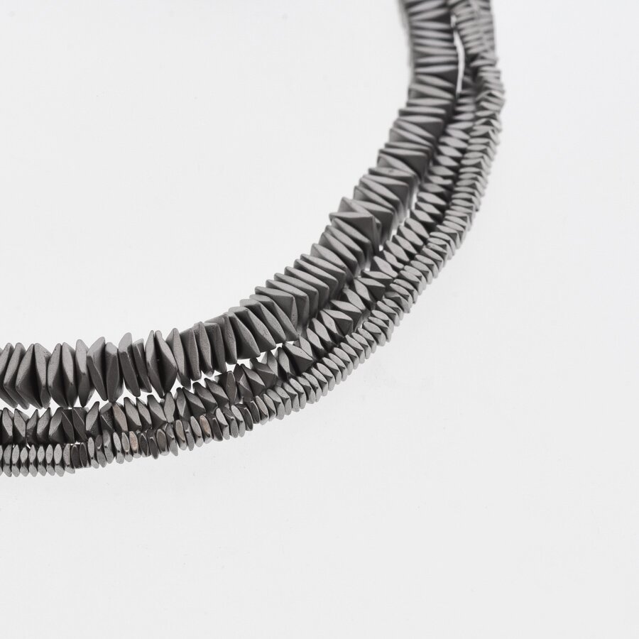 Hematitas, regeneruotas, matinis, sulenkto kvadrato rondelės forma, nikelio spalva, 39-40 cm/gija, 2x1 mm Hematitas, regeneruotas, matinis, sulenkto kvadrato rondelės forma, nikelio spalva, 39-40 cm/gija, 2x1 mm
