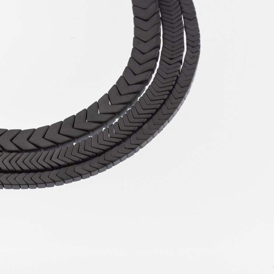 Hematitas, regeneruotas, matinis, "V" forma, juoda spalva, 39-40 cm/gija, 3x1, 3x3, 4x2, 4x4, 4x8, 6x1, 6x2, 6x3, 6x6, 7x1, 8x3 mm