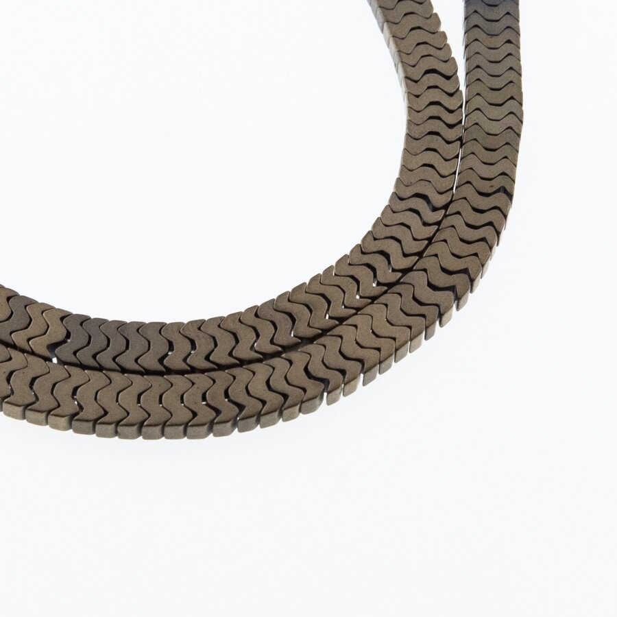 Hematyt, odzyskany, matowy, kształt "W", złoto khaki kolor, 39-40 cm/sznur, 7x1 mm Hematyt, odzyskany, matowy, kształt "W", złoto khaki kolor, 39-40 cm/sznur, 7x1 mm