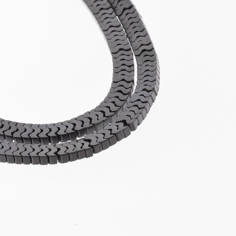 Hematitas, regeneruotas, matinis, "W" forma, juoda spalva, 39-40 cm/gija, 7x1, 6x4 mm Hematitas, regeneruotas, matinis, "W" forma, juoda spalva, 39-40 cm/gija, 7x1, 6x4 mm