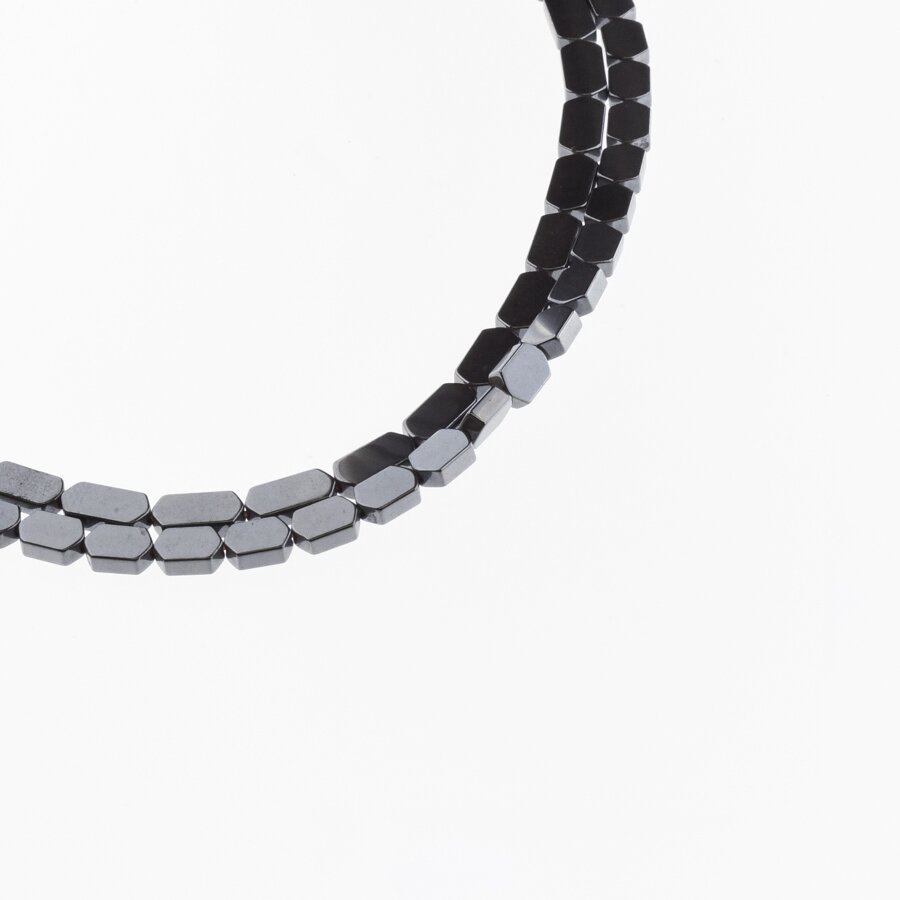 Hematitas, regeneruotas, plokščio šešiakampio forma, juoda spalva, 39-40 cm/gija, 3x5, 4x4, 4x6, 4x8 mm Hematitas, regeneruotas, plokščio šešiakampio forma, juoda spalva, 39-40 cm/gija, 3x5, 4x4, 4x6, 4x8 mm